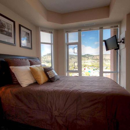 Sunset Waterfront Resort By Discover Kelowna Resort Accommodations Exterior photo