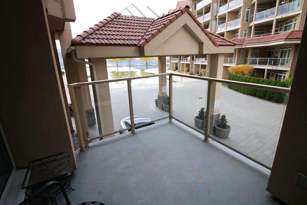 Sunset Waterfront Resort By Discover Kelowna Resort Accommodations Exterior photo