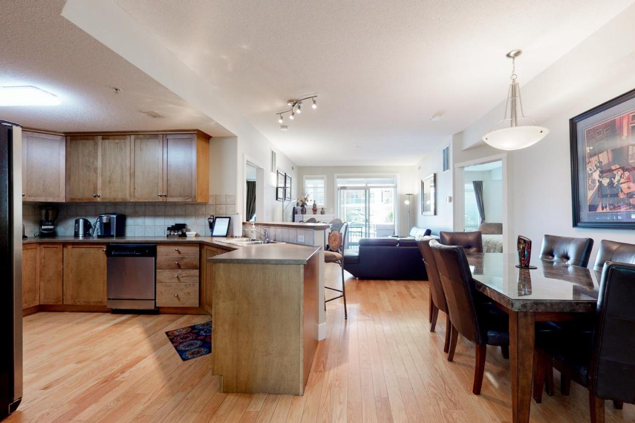 Sunset Waterfront Resort By Discover Kelowna Resort Accommodations Exterior photo