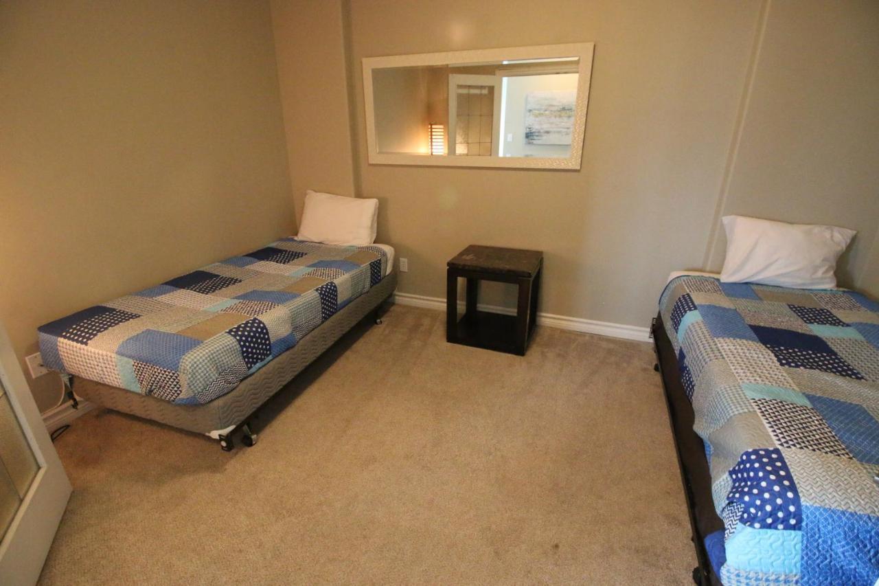 Sunset Waterfront Resort By Discover Kelowna Resort Accommodations Exterior photo