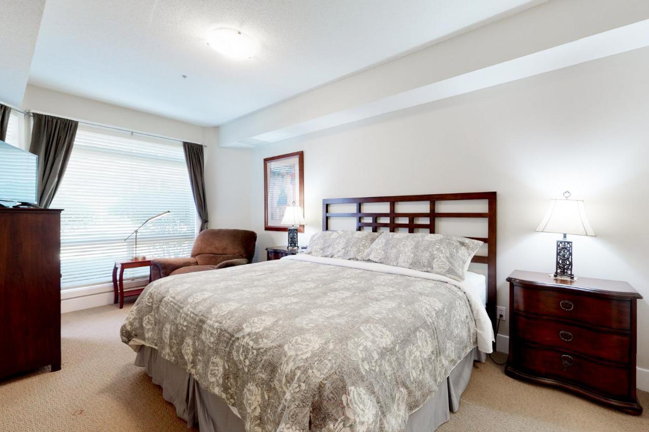Sunset Waterfront Resort By Discover Kelowna Resort Accommodations Exterior photo