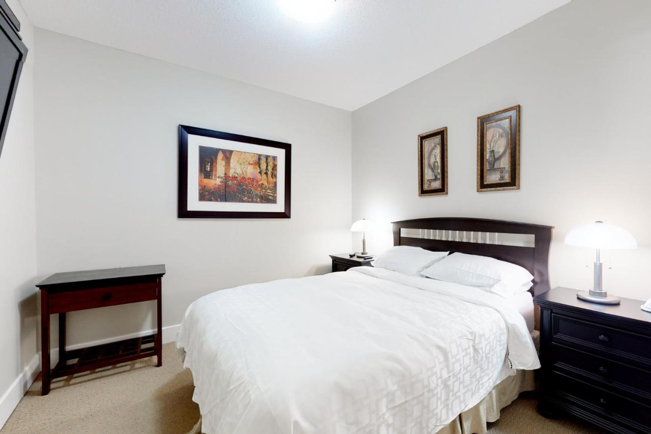 Sunset Waterfront Resort By Discover Kelowna Resort Accommodations Exterior photo