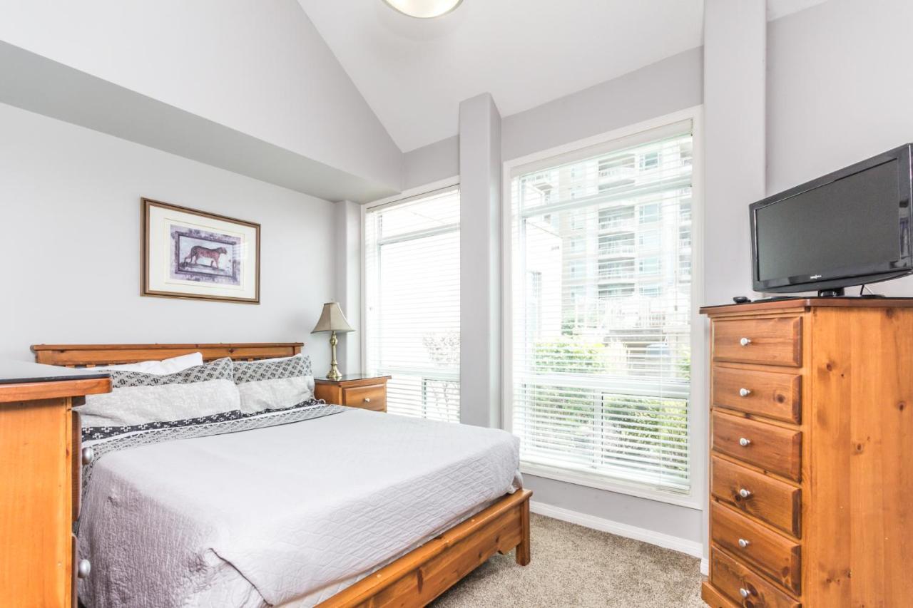 Sunset Waterfront Resort By Discover Kelowna Resort Accommodations Exterior photo