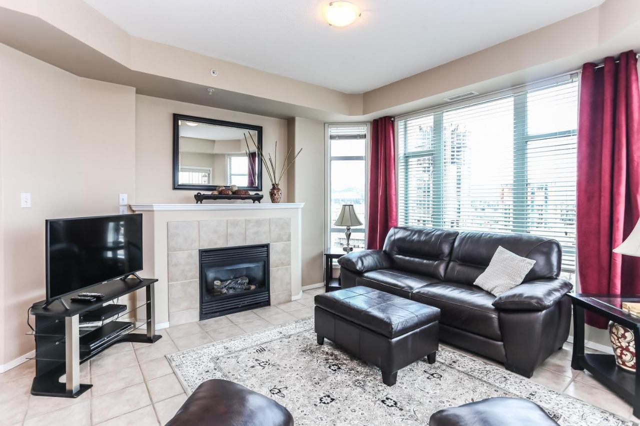 Sunset Waterfront Resort By Discover Kelowna Resort Accommodations Exterior photo