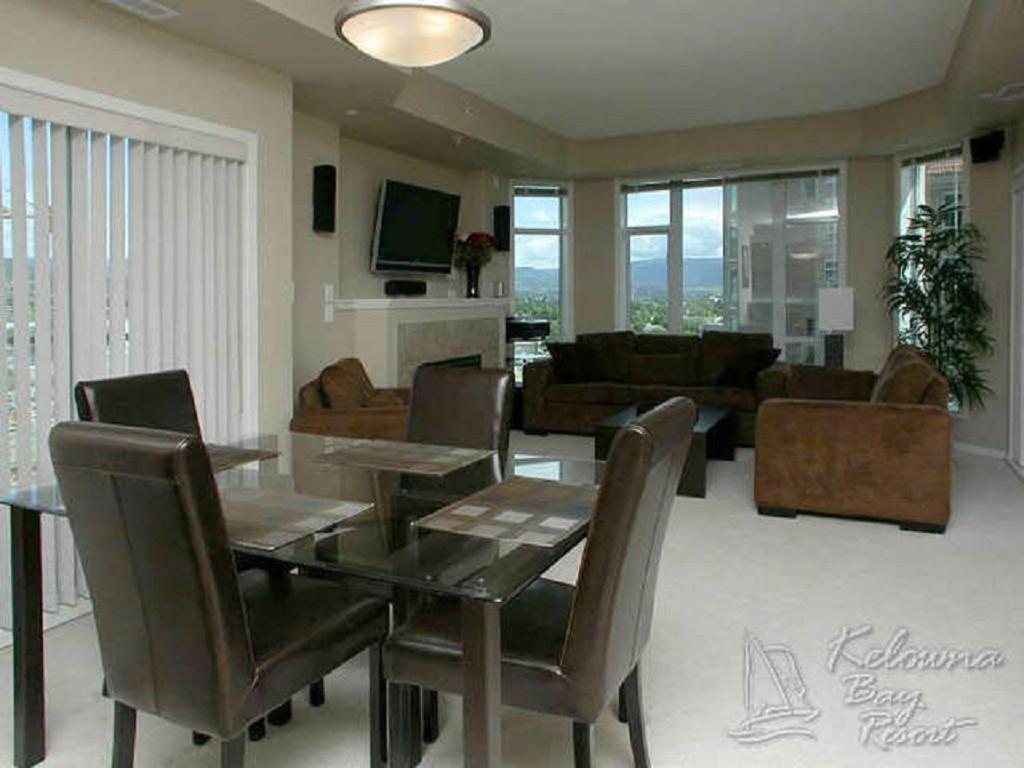Sunset Waterfront Resort By Discover Kelowna Resort Accommodations Exterior photo