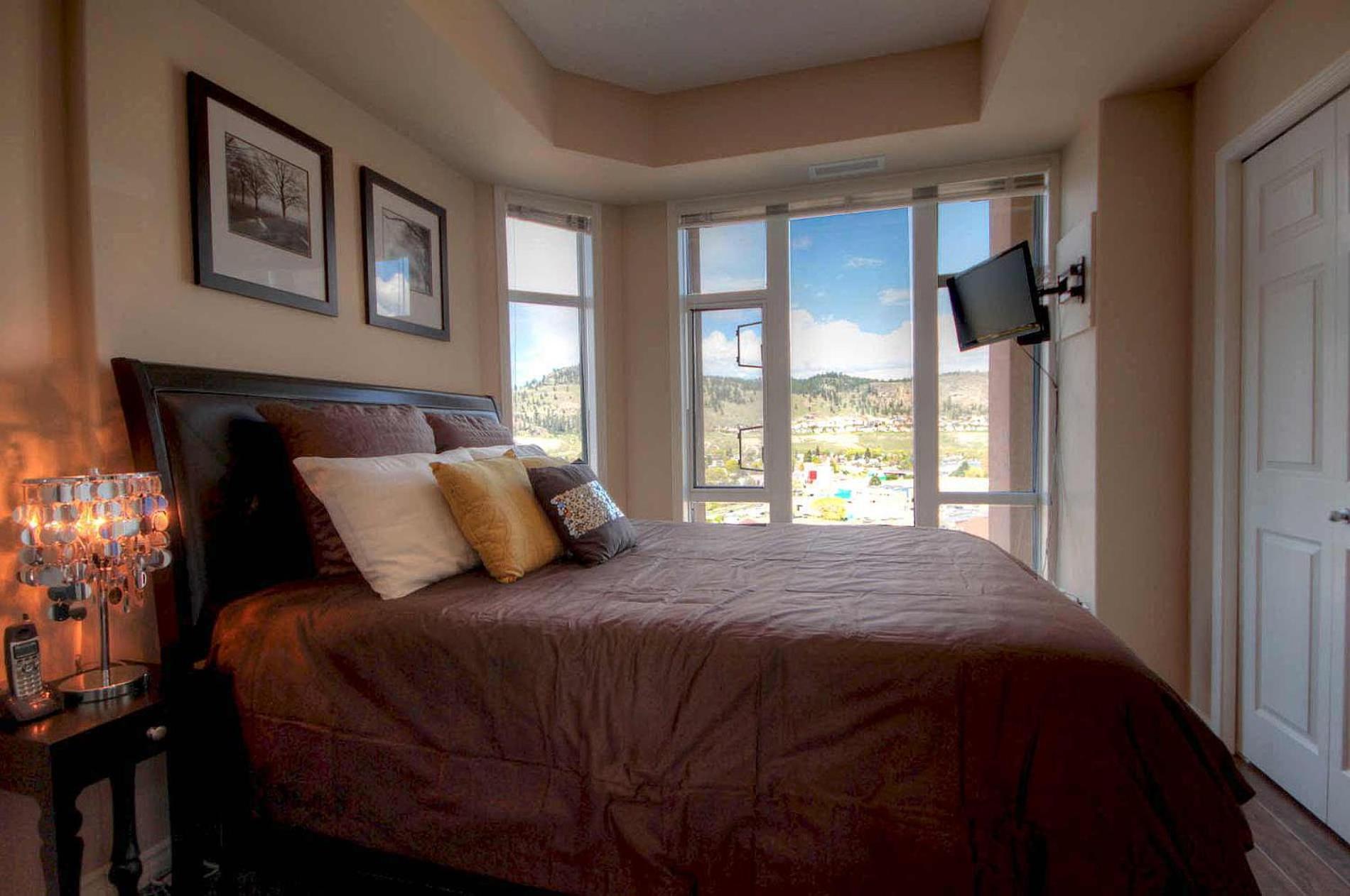 Sunset Waterfront Resort By Discover Kelowna Resort Accommodations Exterior photo