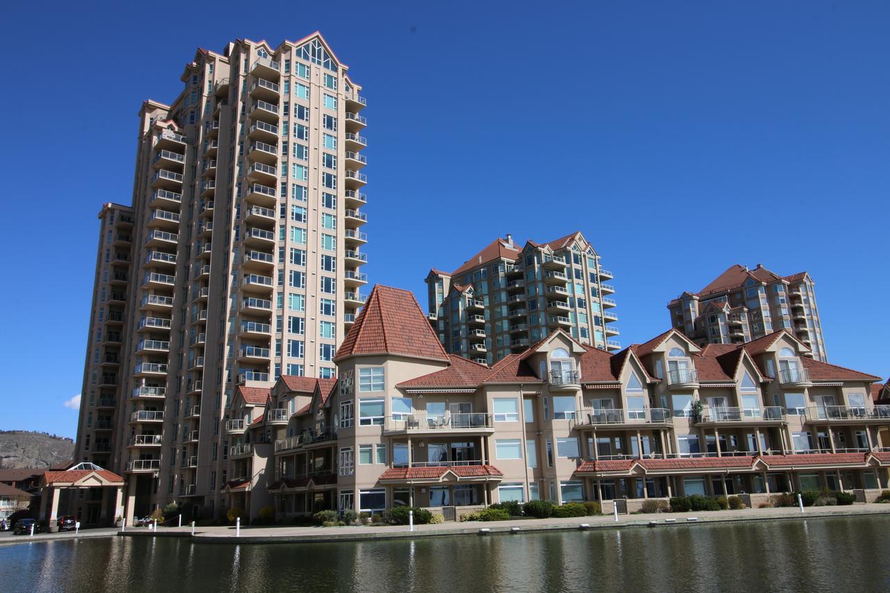 Sunset Waterfront Resort By Discover Kelowna Resort Accommodations Exterior photo