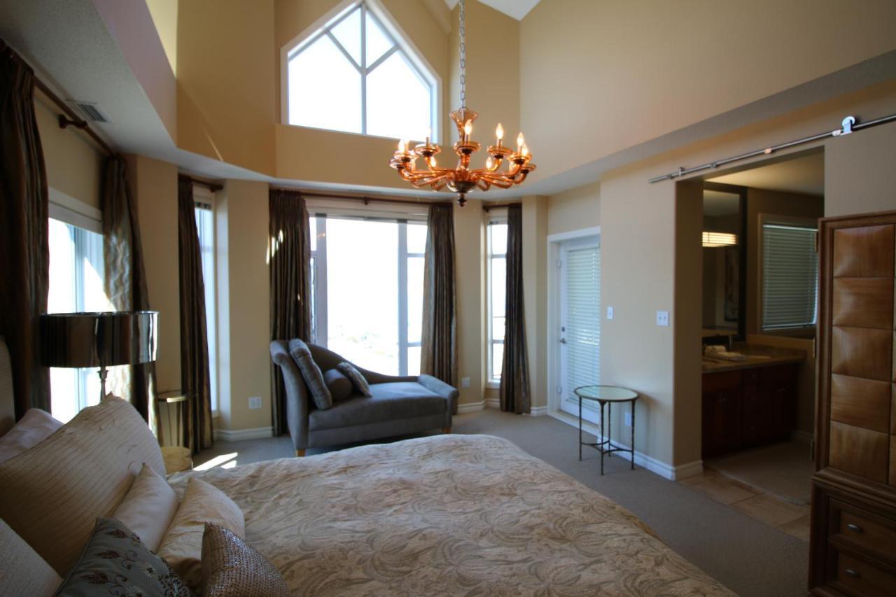 Sunset Waterfront Resort By Discover Kelowna Resort Accommodations Exterior photo